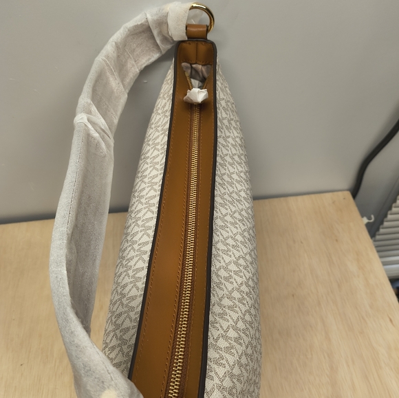 Michael Kors Brooke Lg Zip Hobo in Vanilla/Acorn - Picture 5 of 13